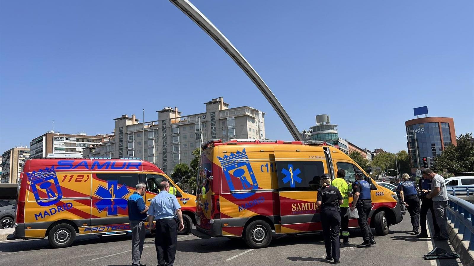 Seis heridos en una colisión entre un autobús de la EMT y un turismo en el Puente de Ventas