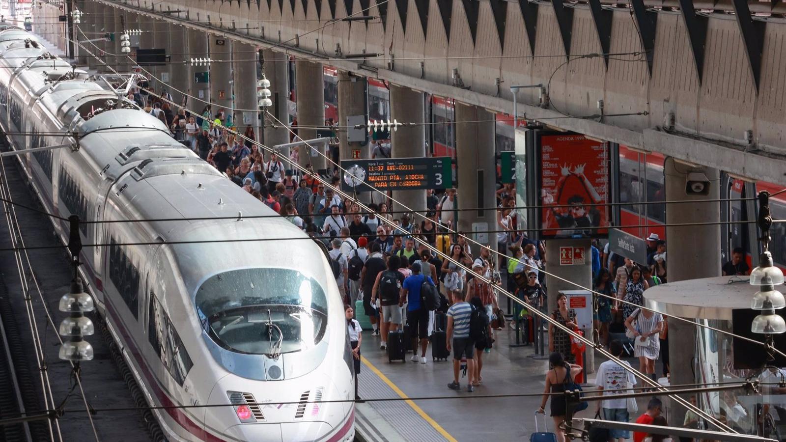 Retraso de una hora en un AVE dirección Madrid por una avería que deja sin aire a los pasajeros