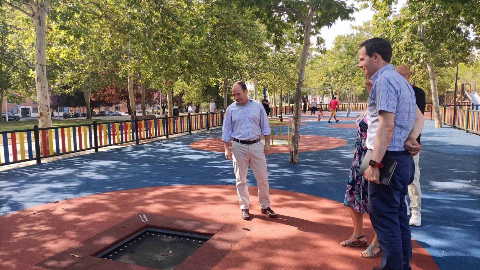 37 árboles, un área de juegos infantiles y nuevos espacios de ejercicio en el parque Galiana de Usera
