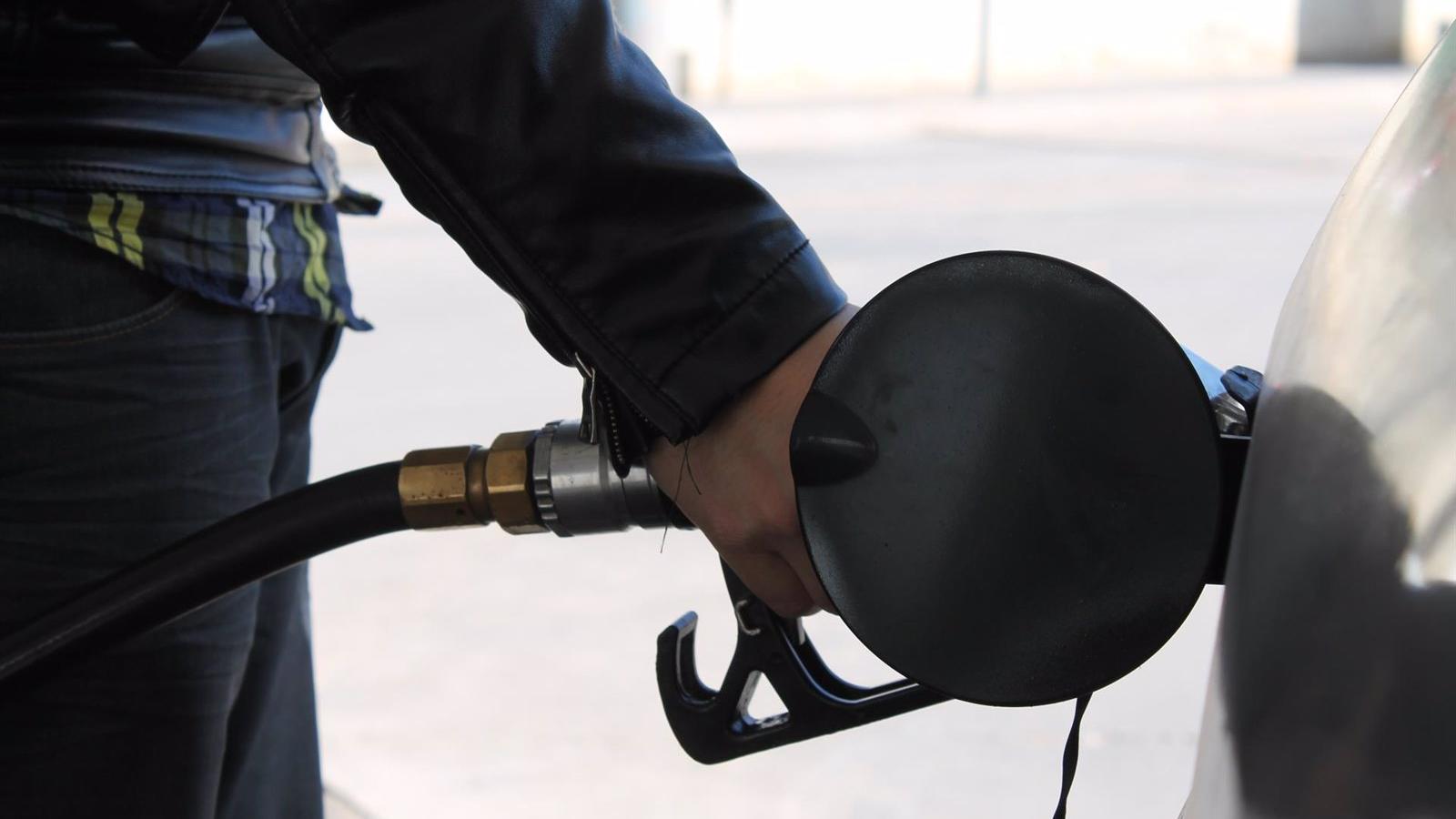El precio de los carburantes alcanzan nuevos mínimos anuales