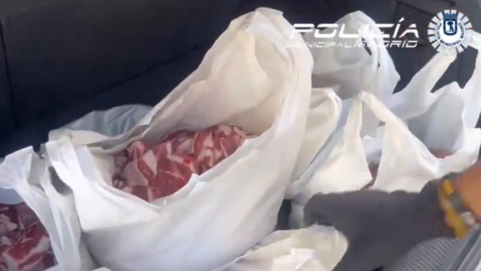 Intervienen 70 kilos de carne en un vehículo sin refrigerar en Carabanchel