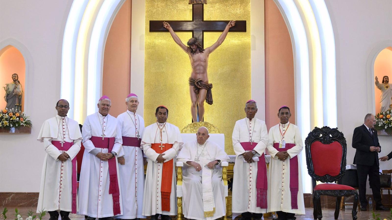 El Papa Francisco celebra una misa multitudinaria en Timor Oriental ante 600.000 personas