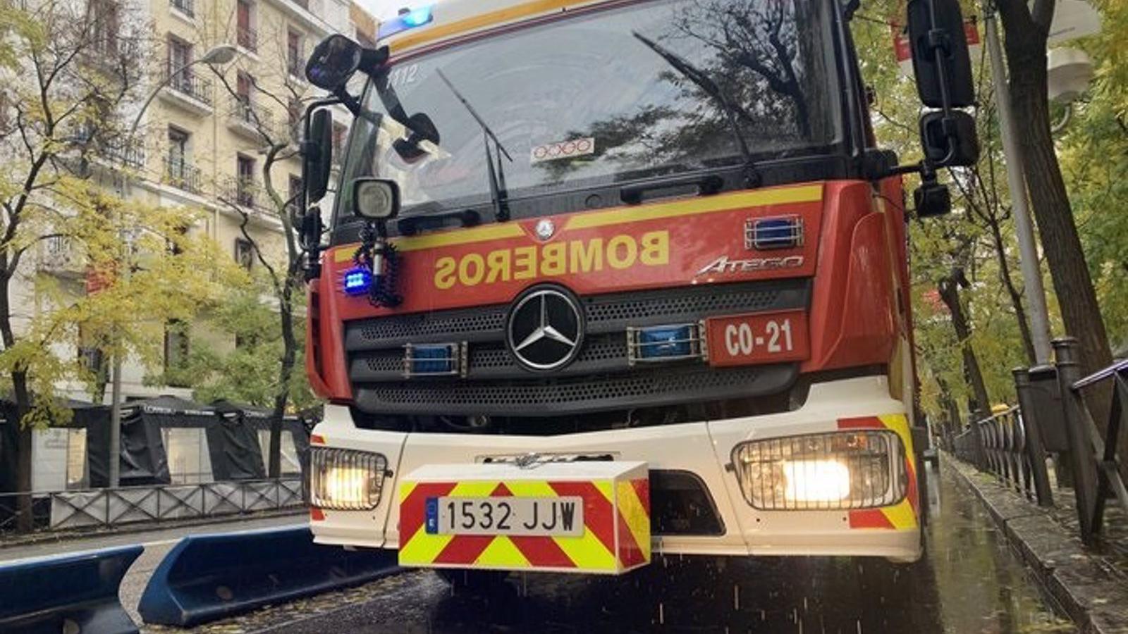 Dos mujeres mayores heridas leves por intoxicación en un incendio en Canillejas