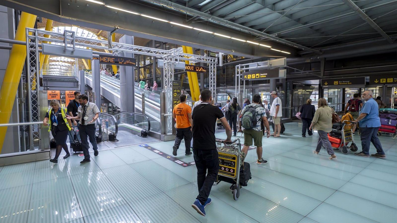 Aena denuncia la filtración de datos y imágenes en la sala de autoridades de Barajas