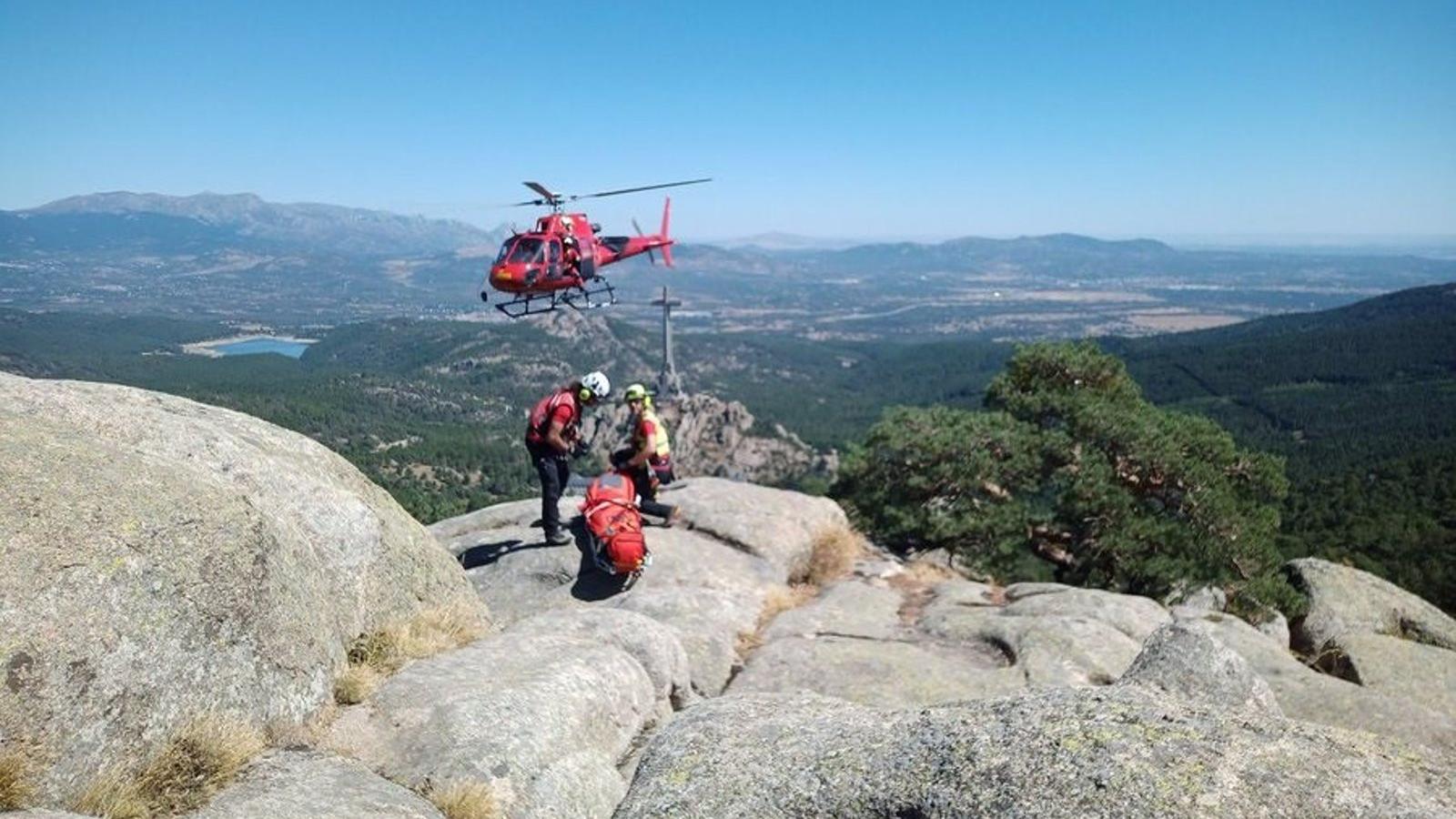 El GERA recata a un excursionista herido en el Mirador de Cuelgamuros