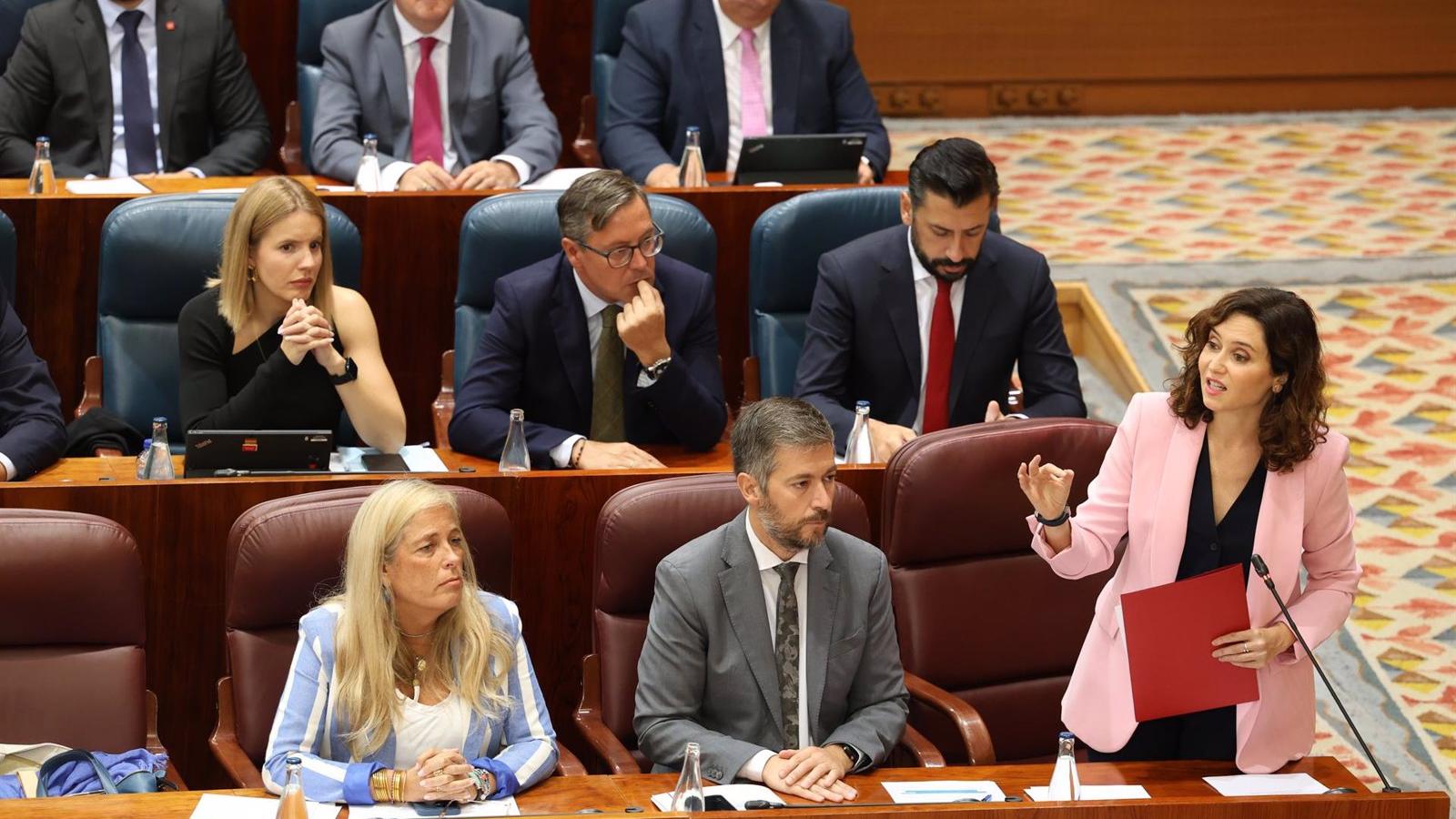 Ayuso denuncia el plan del Gobierno para censurar a periodistas