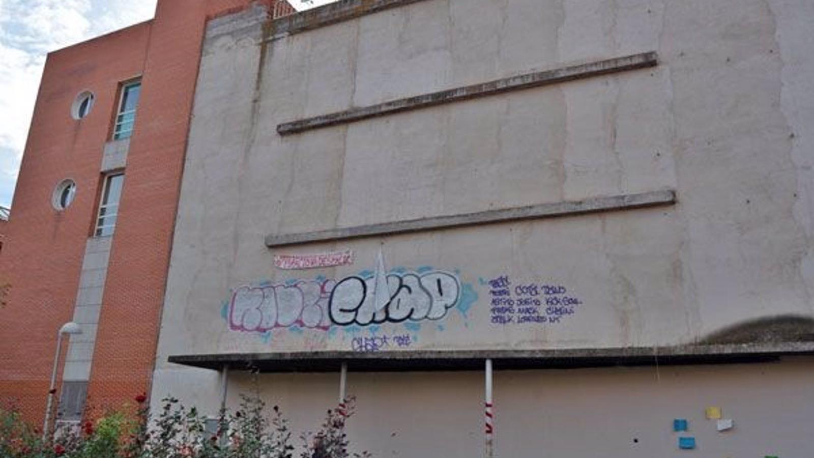 El consejero de Vivienda confirma la demolición del Teatro Almendrales en Usera