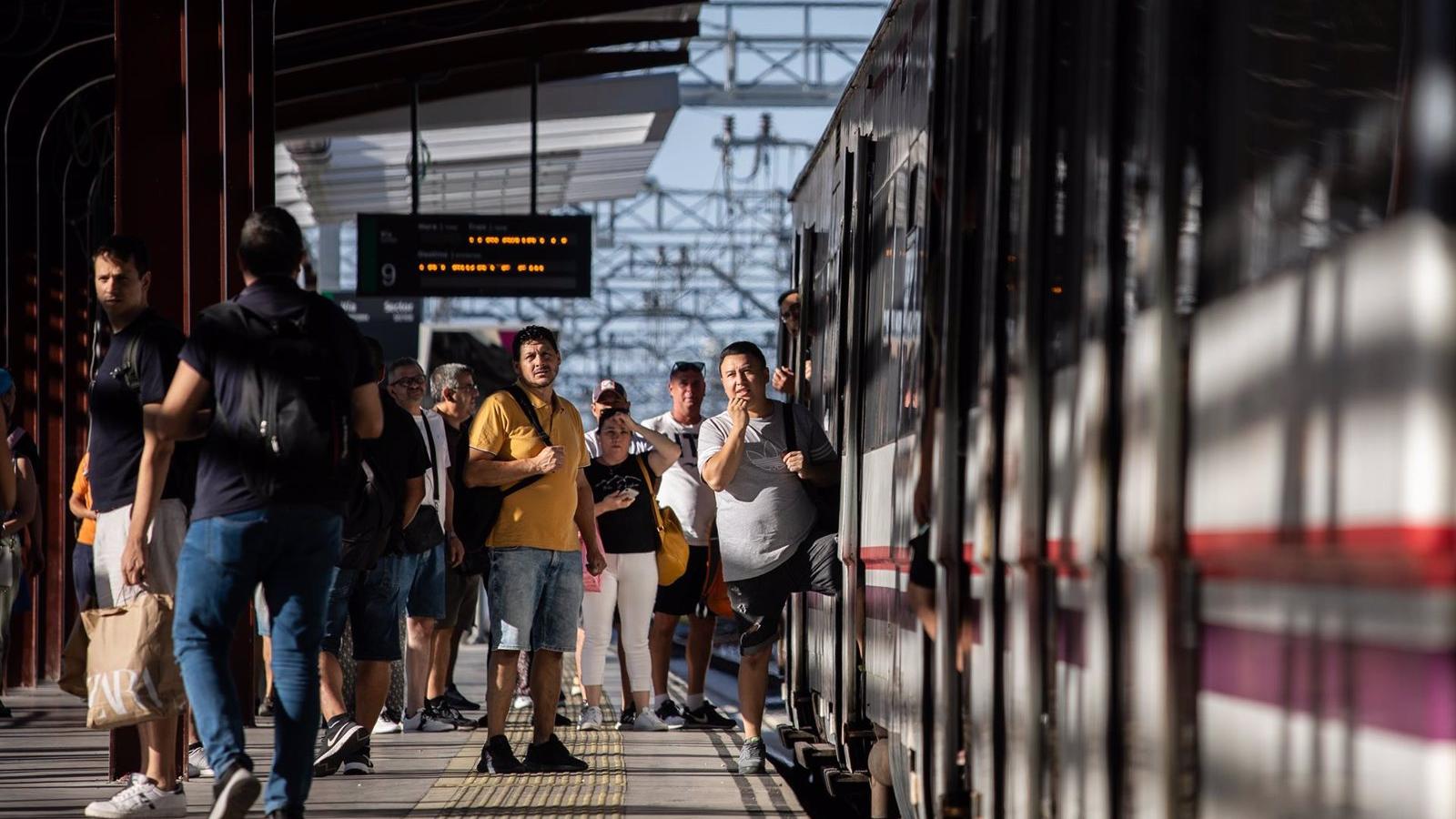 Retrasos de hasta 25 minutos en cinco líneas de Cercanías de Madrid Retrasos de hasta 25 minutos en cinco líneas de Cercanías de Madrid