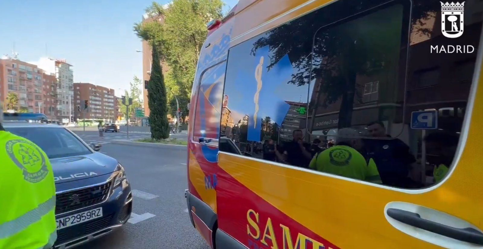 Un coche arrolla a una joven y choca contra una farola en la Ronda de Toledo