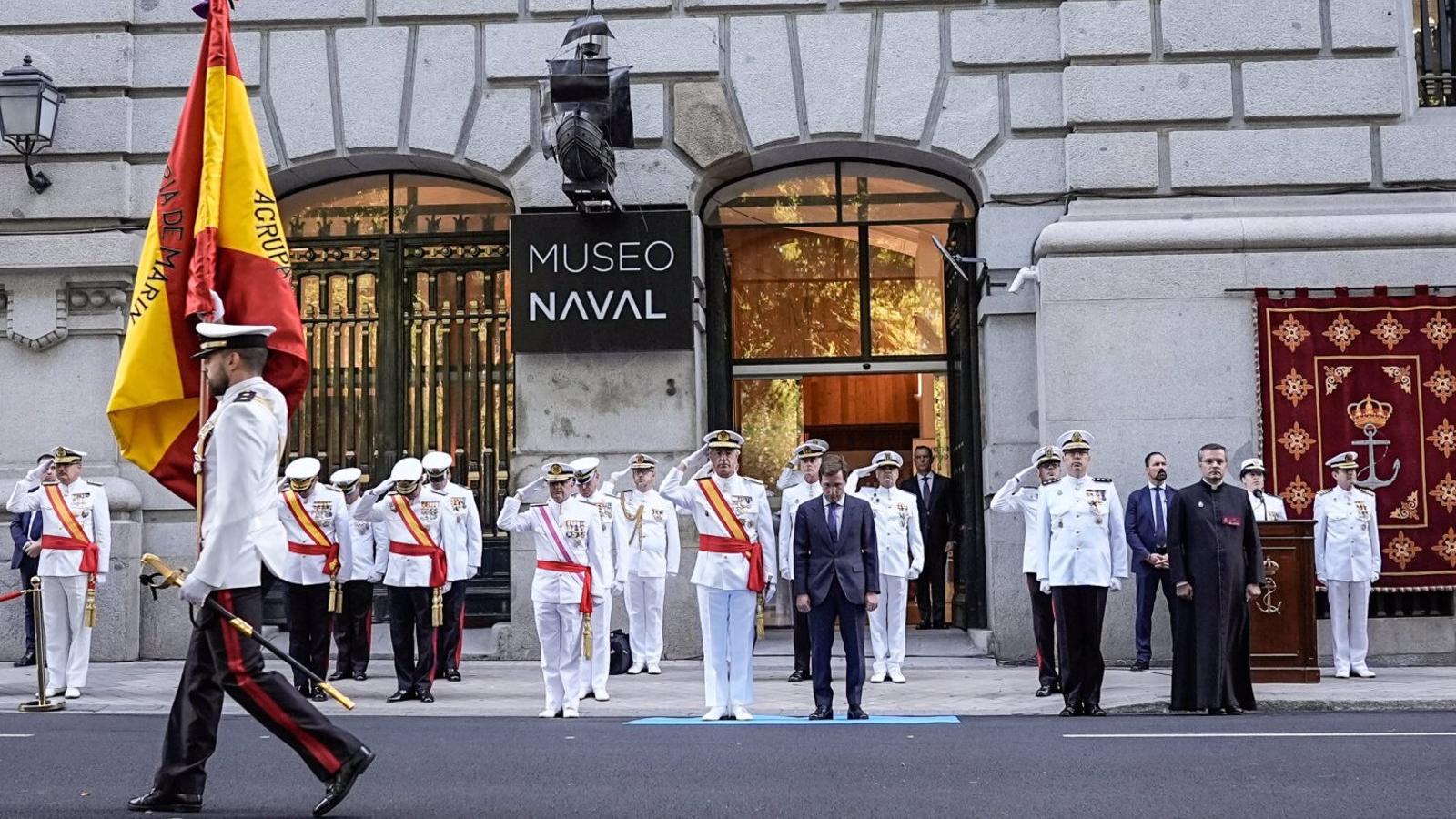 Martínez-Almeida dona una nueva bandera a la Infantería de Marina de Madrid