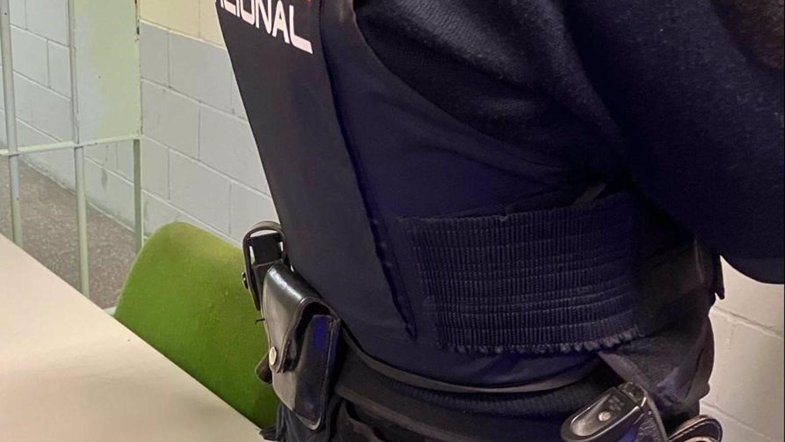 Detenido en Ciudad Lineal por amenazar a agentes con una navaja