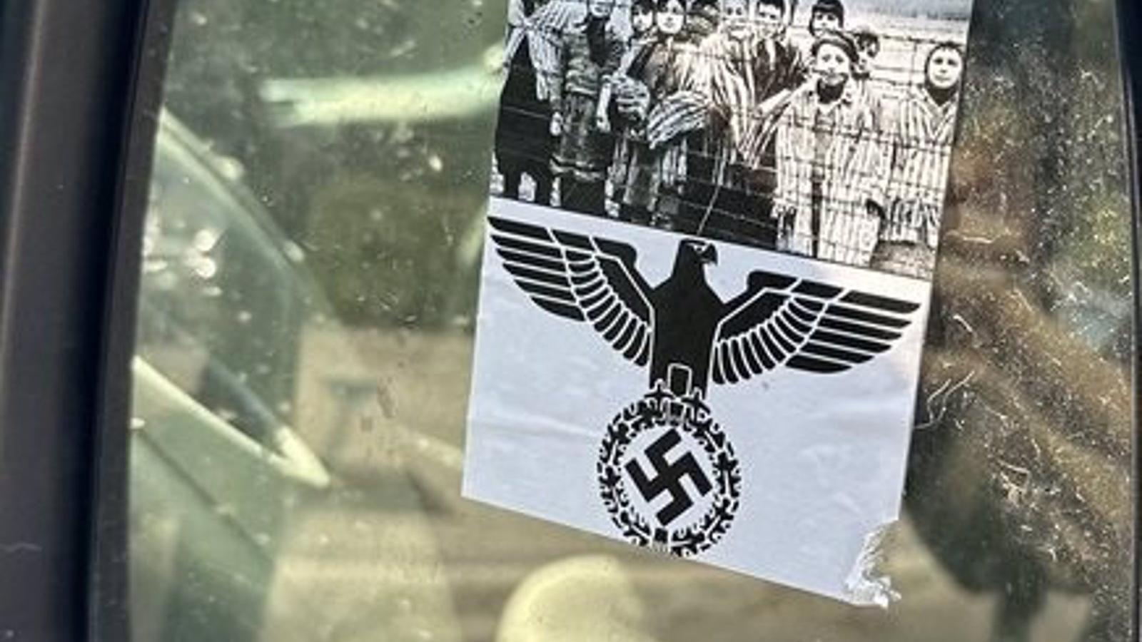 Vandalizan el coche de Mónica García con símbolos nazis y mensajes de odio