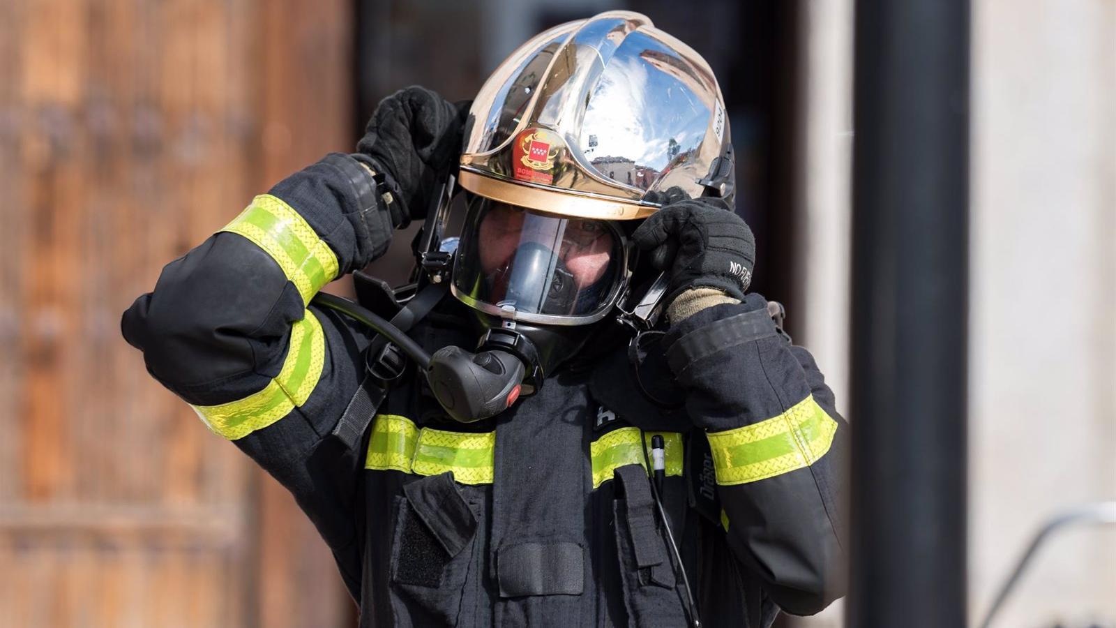 Madrid destina 3,1 millones de euros para renovar los equipos de protección respiratoria de los bomberos
