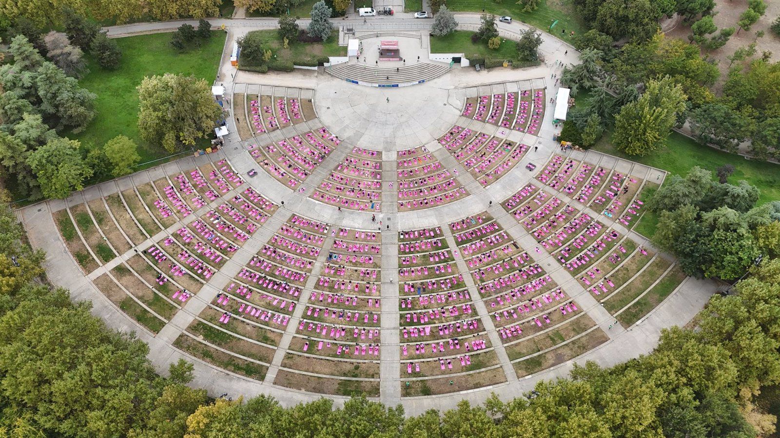 Más de 1.200 personas participan en Madrid en el evento 'Yoga Solidario' contra el cáncer de mama