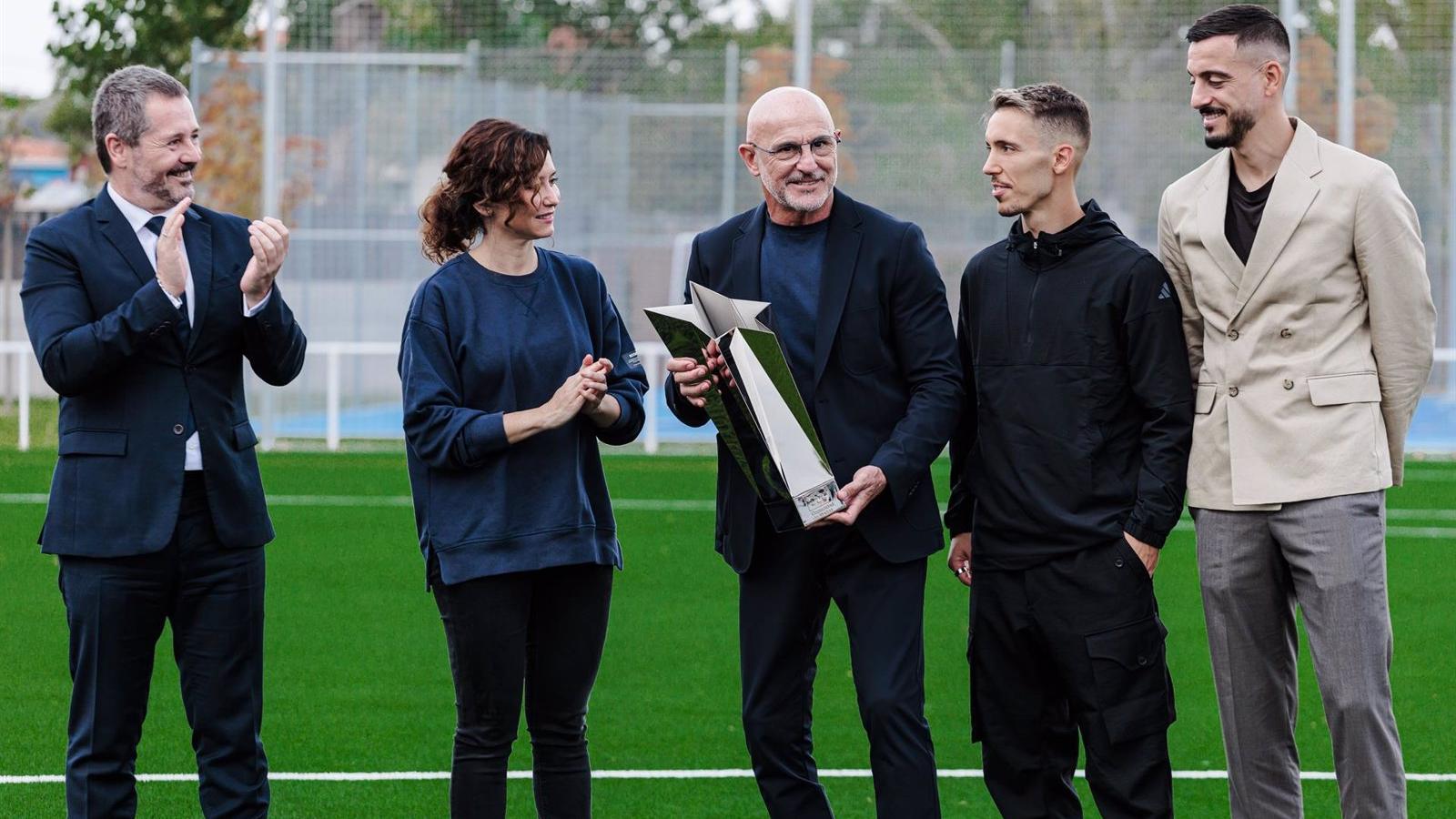 La Comunidad de Madrid premia a la selección española de fútbol por su sacrificio y humildad