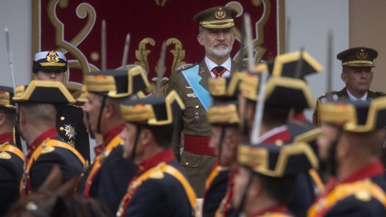 Cientos de ciudadanos desafían la lluvia para ver el desfile del 12 de octubre en Madrid
