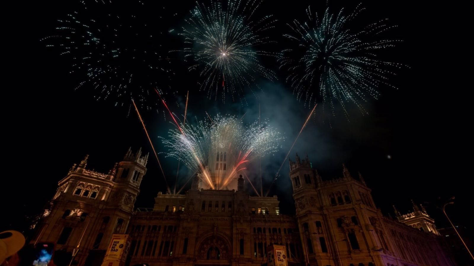 Cerca de 50.000 personas disfrutaron del espectáculo piromusical en Cibeles por el Día de la Fiesta Nacional