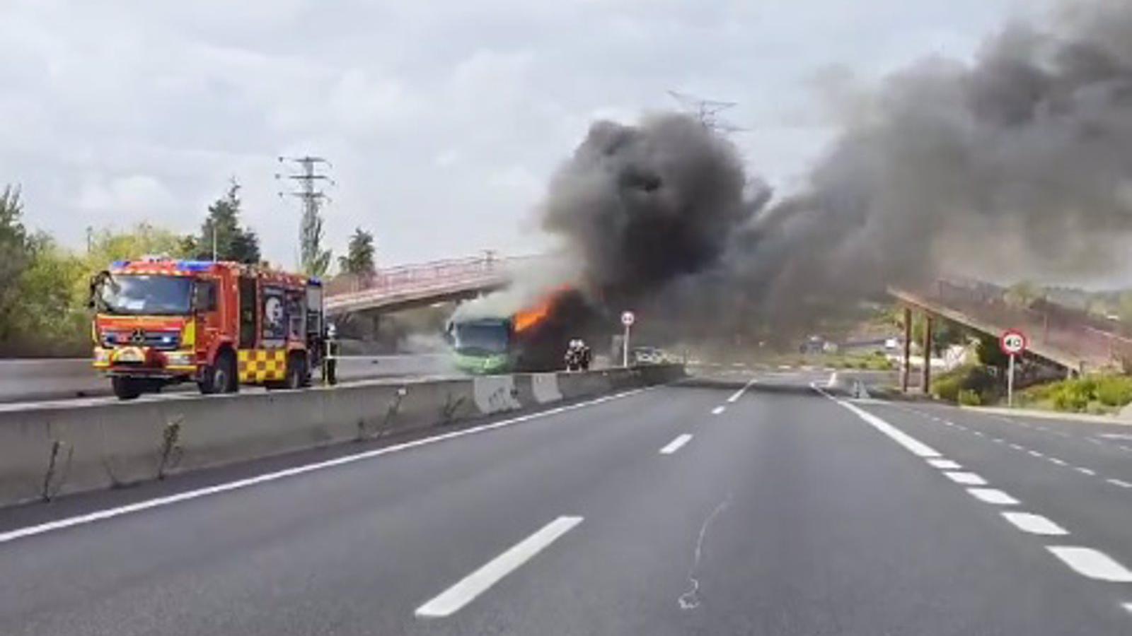 Un autobús arde en la carretera del Goloso sin causar heridos