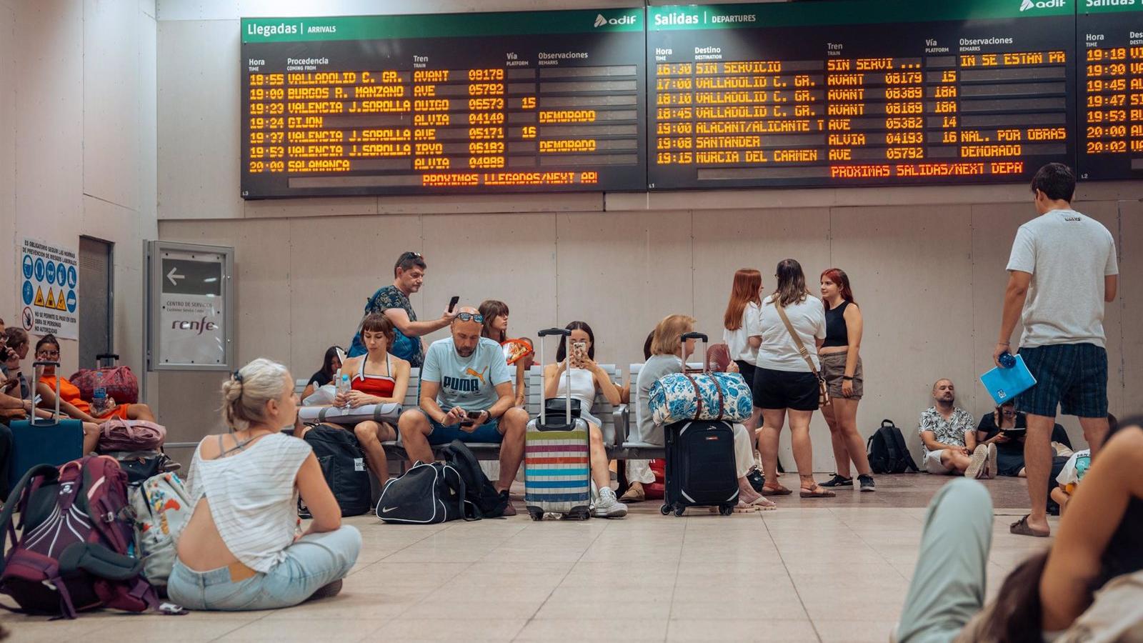 Renfe suprime 22 trenes entre Madrid, Valencia y Murcia tras el descarrilamiento