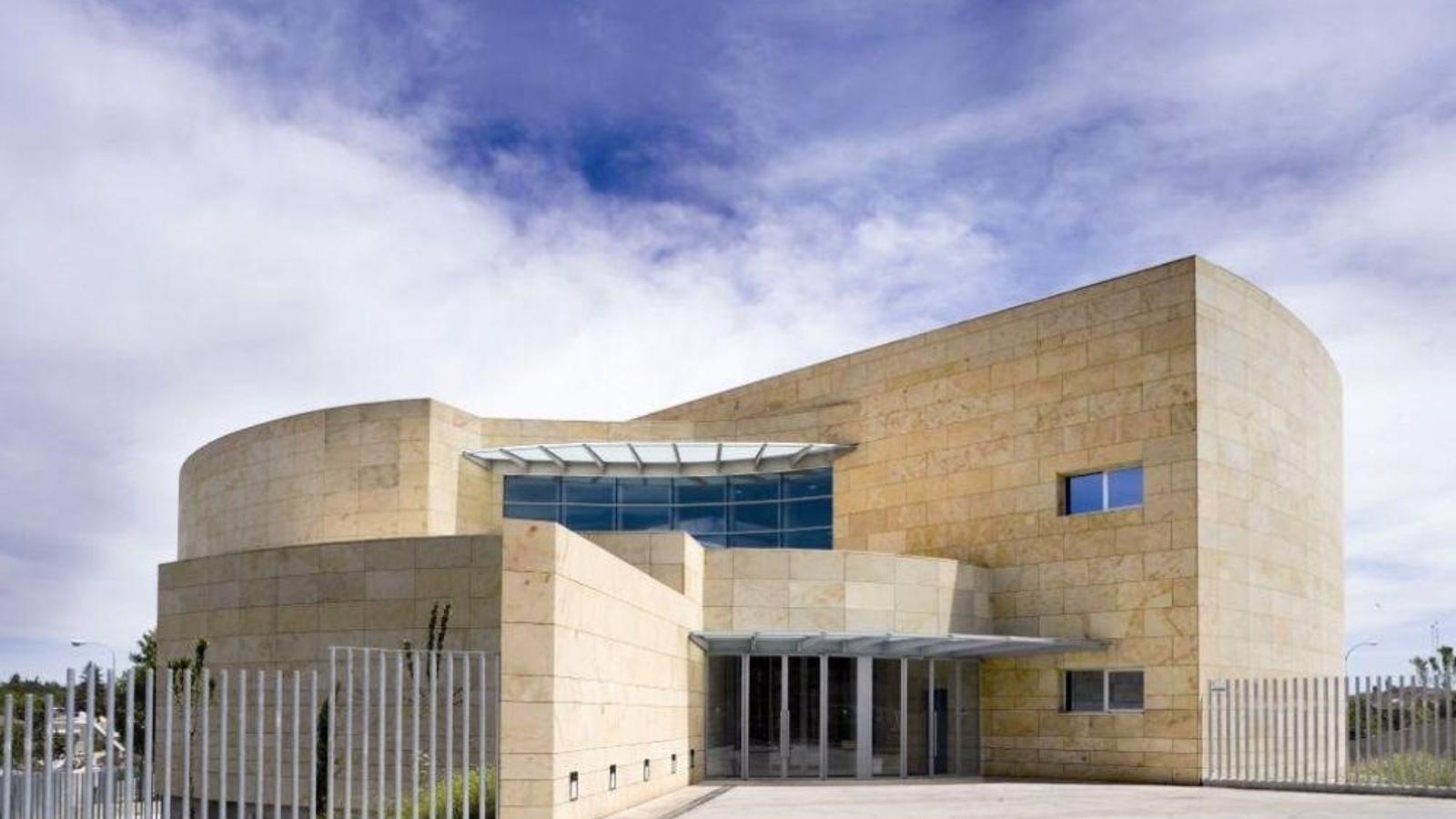 La 'telebiblioteca' de Majadahonda permite a los mayores y a personas con discapacidad recibir en casa hasta 15 contenidos