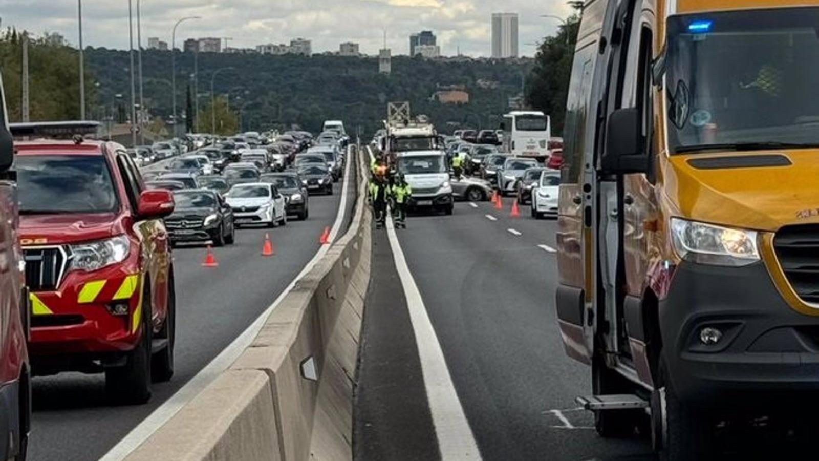 Una mujer herida grave y nueve leves en un accidente entre coche y autobús a la altura de Aravaca