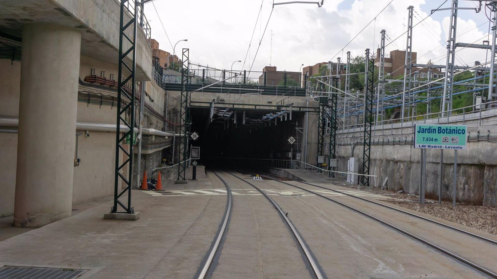 Adif y Renfe desmantelarán por piezas y en horario nocturno el tren descarrilado entre Atocha y Chamartín