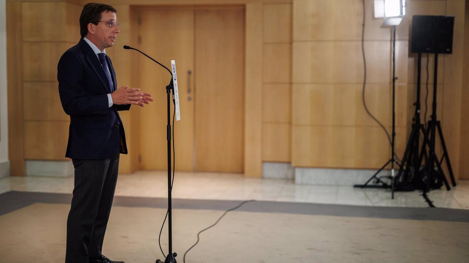 Almeida compara al Gobierno de Sánchez con "Los soprano" y exige su dimisión