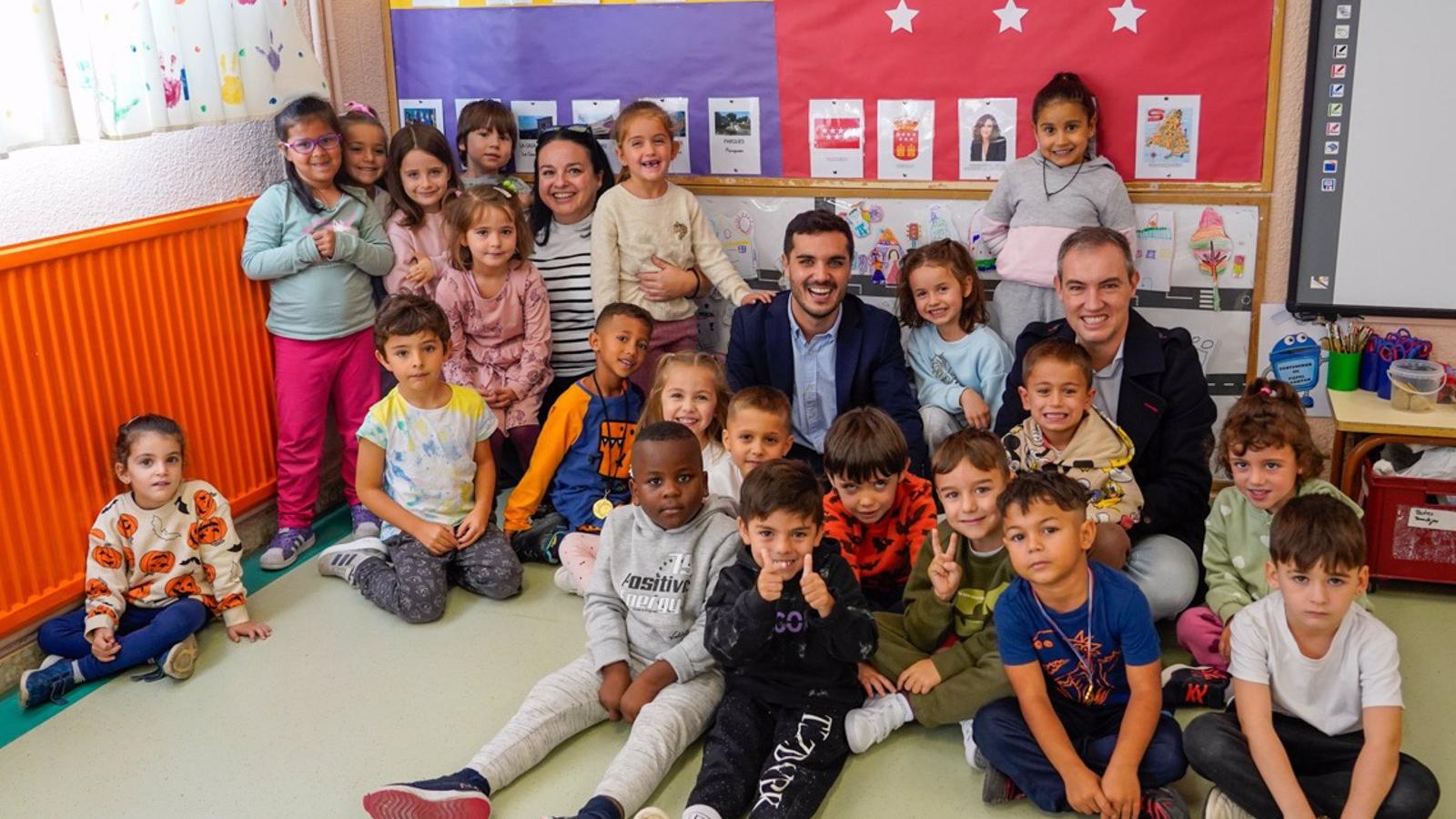 El alcalde de Torrejón participa en un plan educativo infantil del Antonio Machado sobre la ciudad