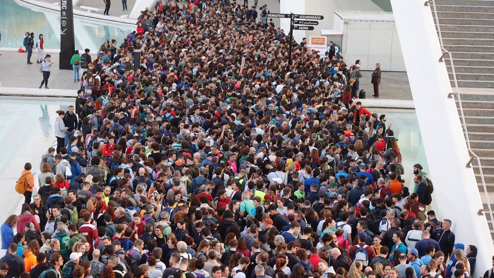 Una ola de solidaridad: más de 15.000 voluntarios se movilizan en Valencia