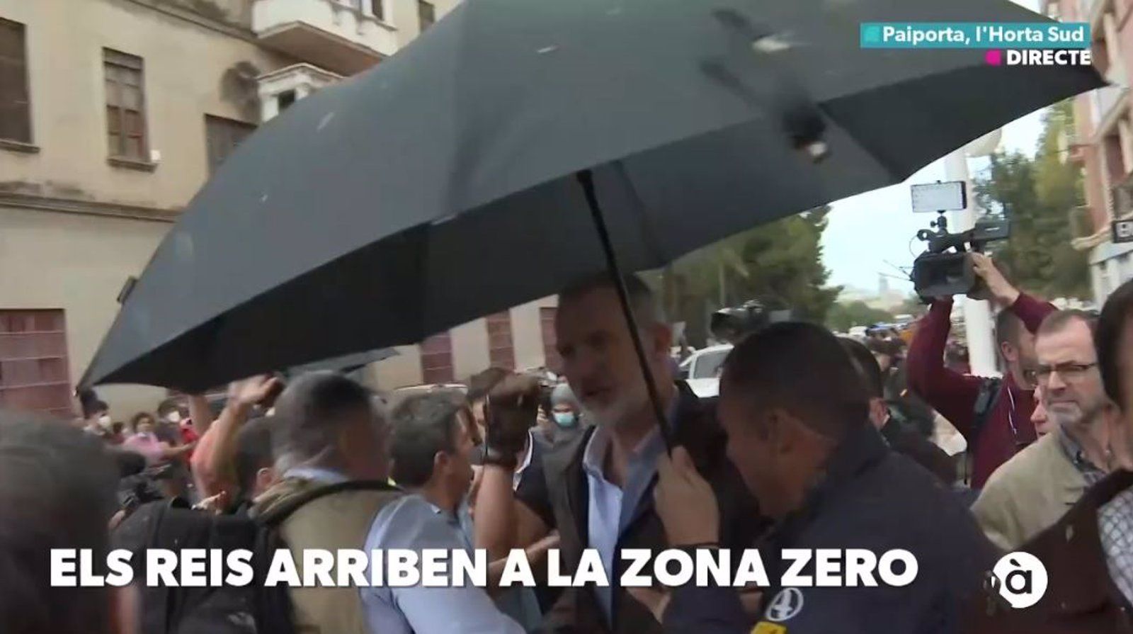 Felipe VI y Mazón mantienen el recorrido en Paiporta pese a los altercados, mientras Sánchez se retira de la comitiva