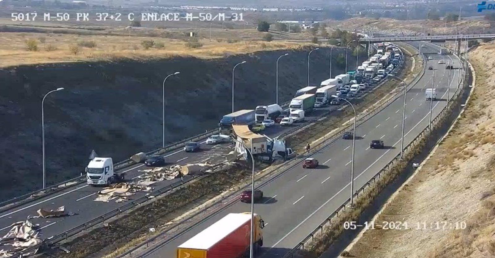 Un camión derrama su carga en la M-50, en Perales del Río, generando extensos atascos