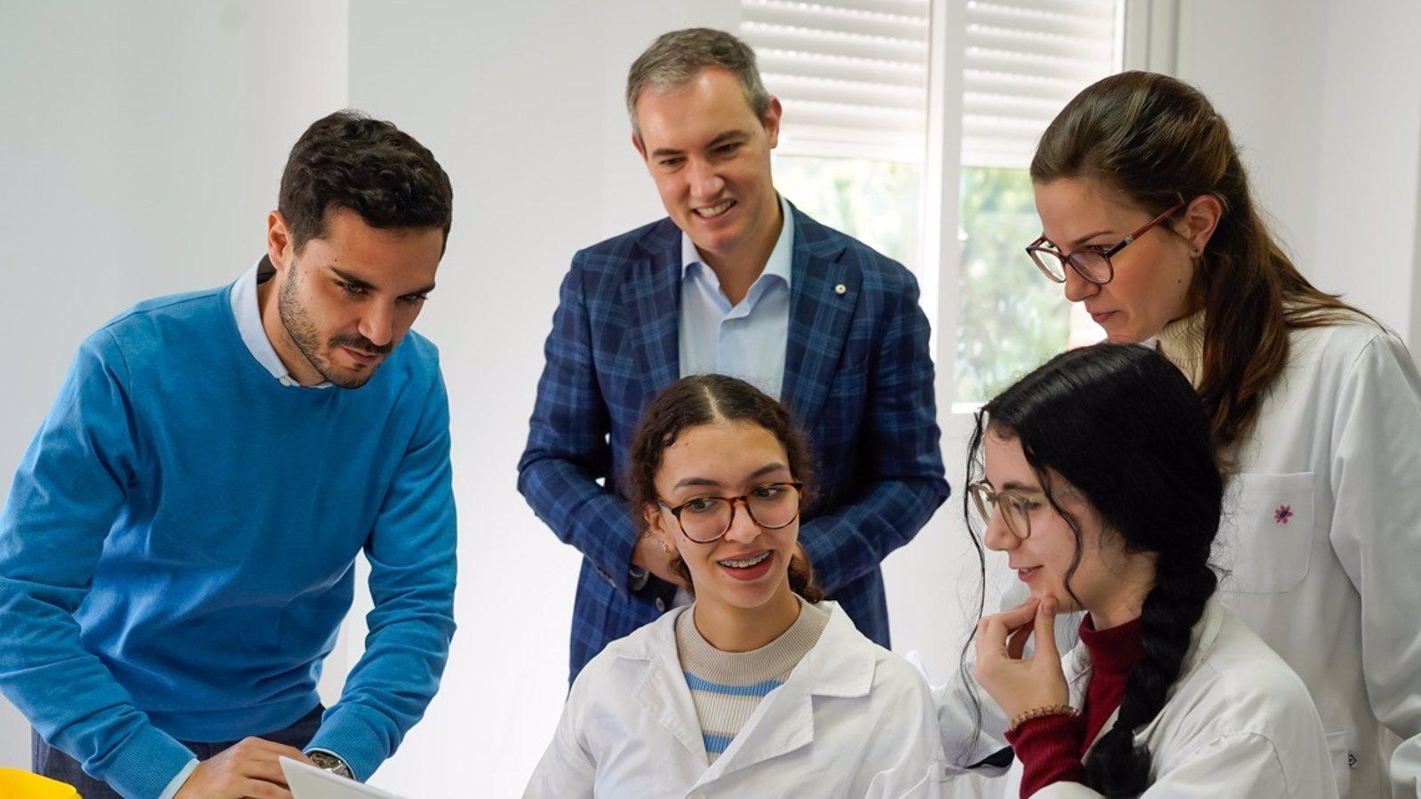 Alumnos de Bachillerato de Torrejón experimentan con la extracción y clonación de ADN durante la Semana de la Ciencia