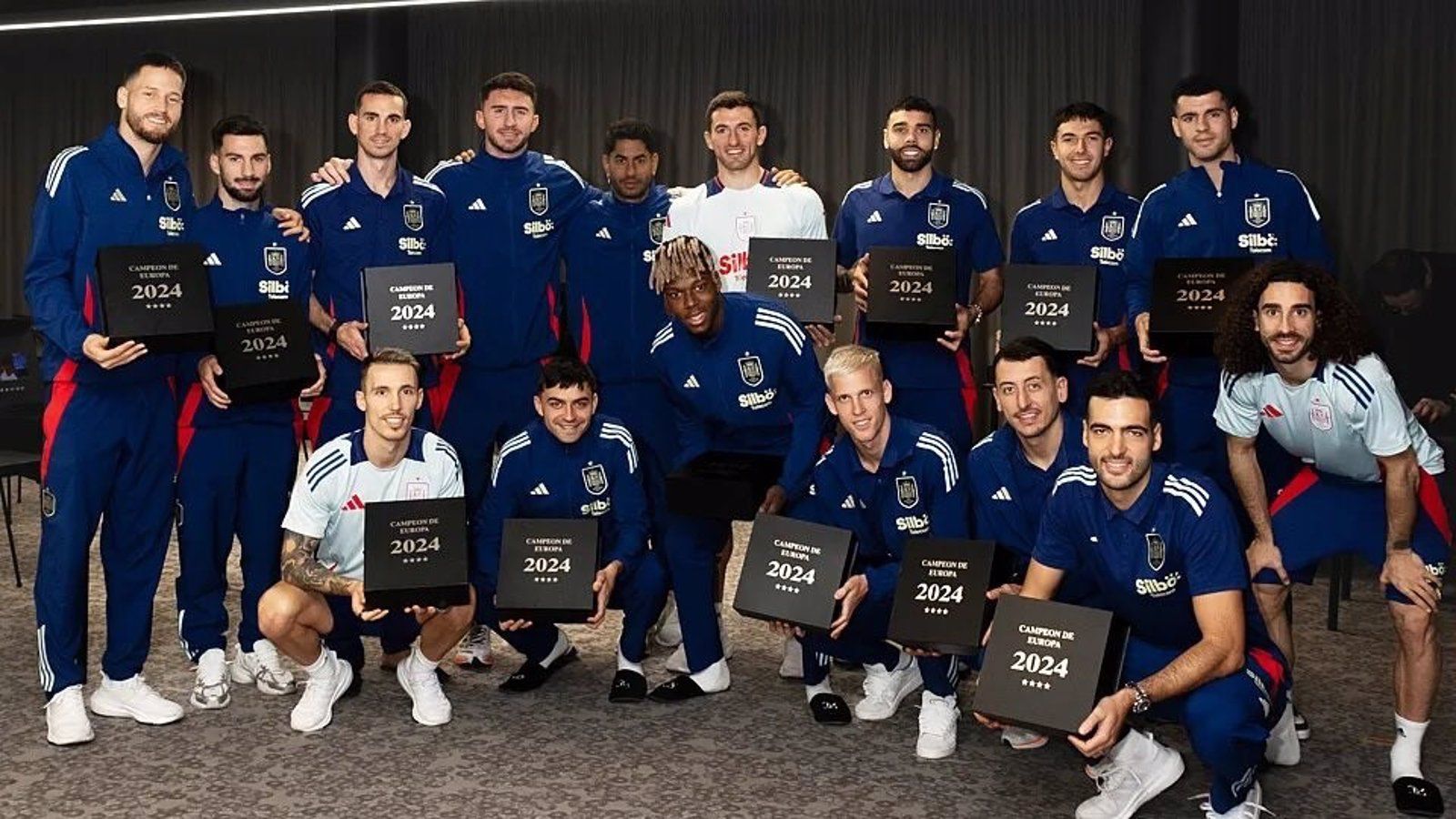 Aymeric Laporte obsequia a sus compañeros con un colgante de oro y diamantes tras el triunfo en la Eurocopa