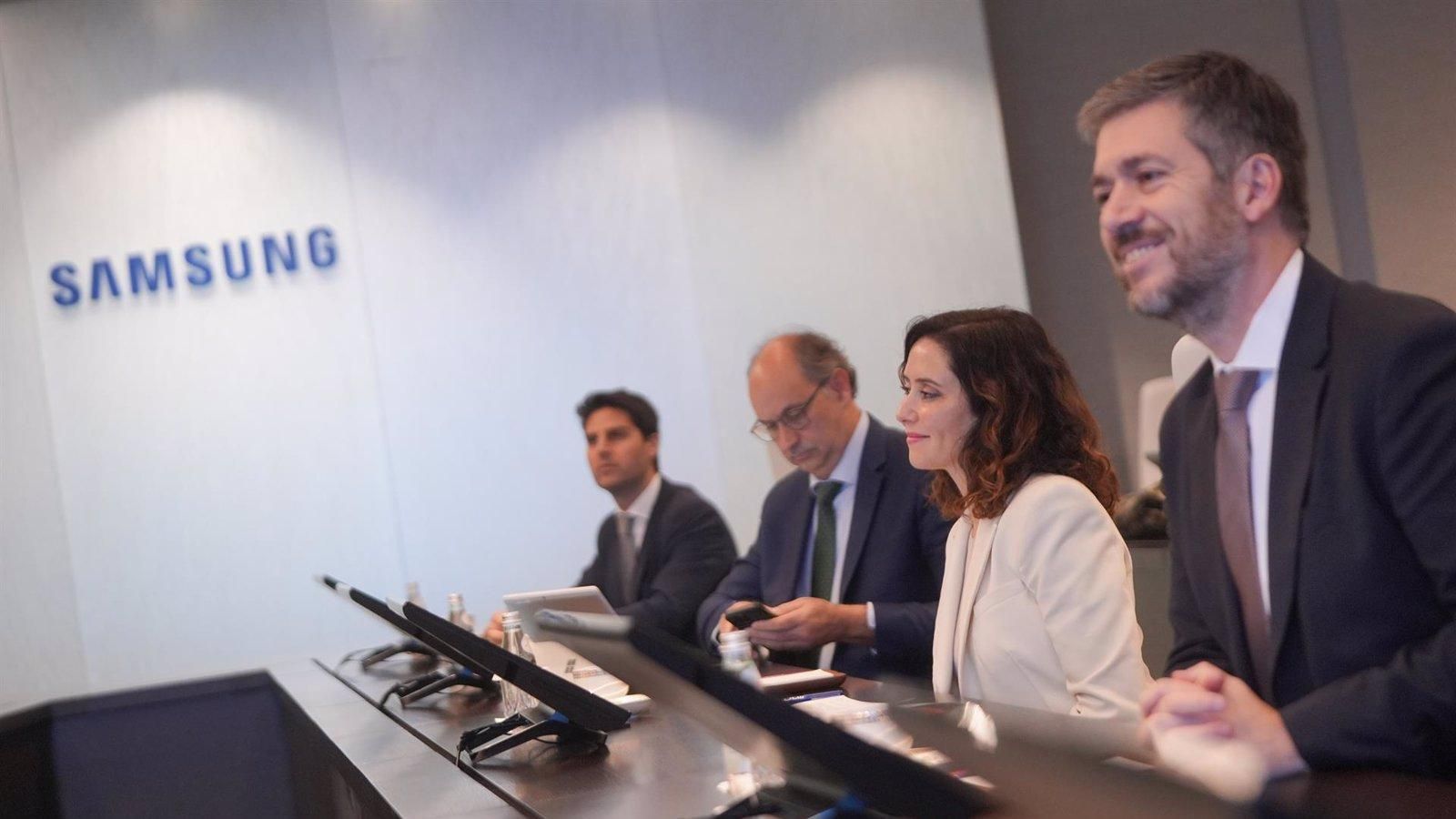 Ayuso promociona Madrid como destino estratégico en su visita a Samsung