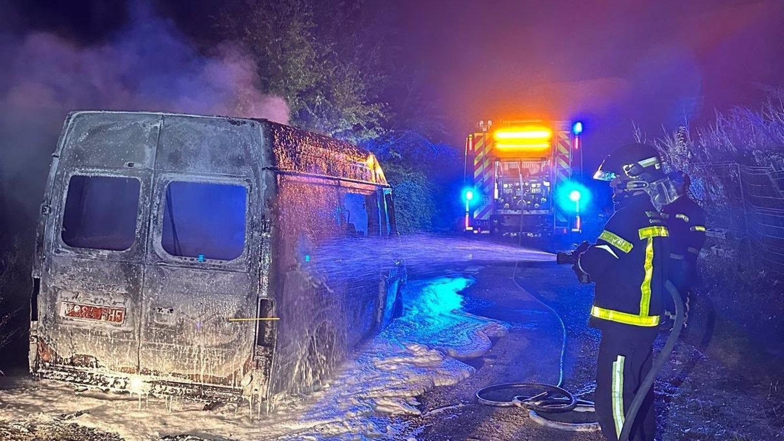 El conductor de una furgoneta sufre heridas leves tras incendiarse en la M-501