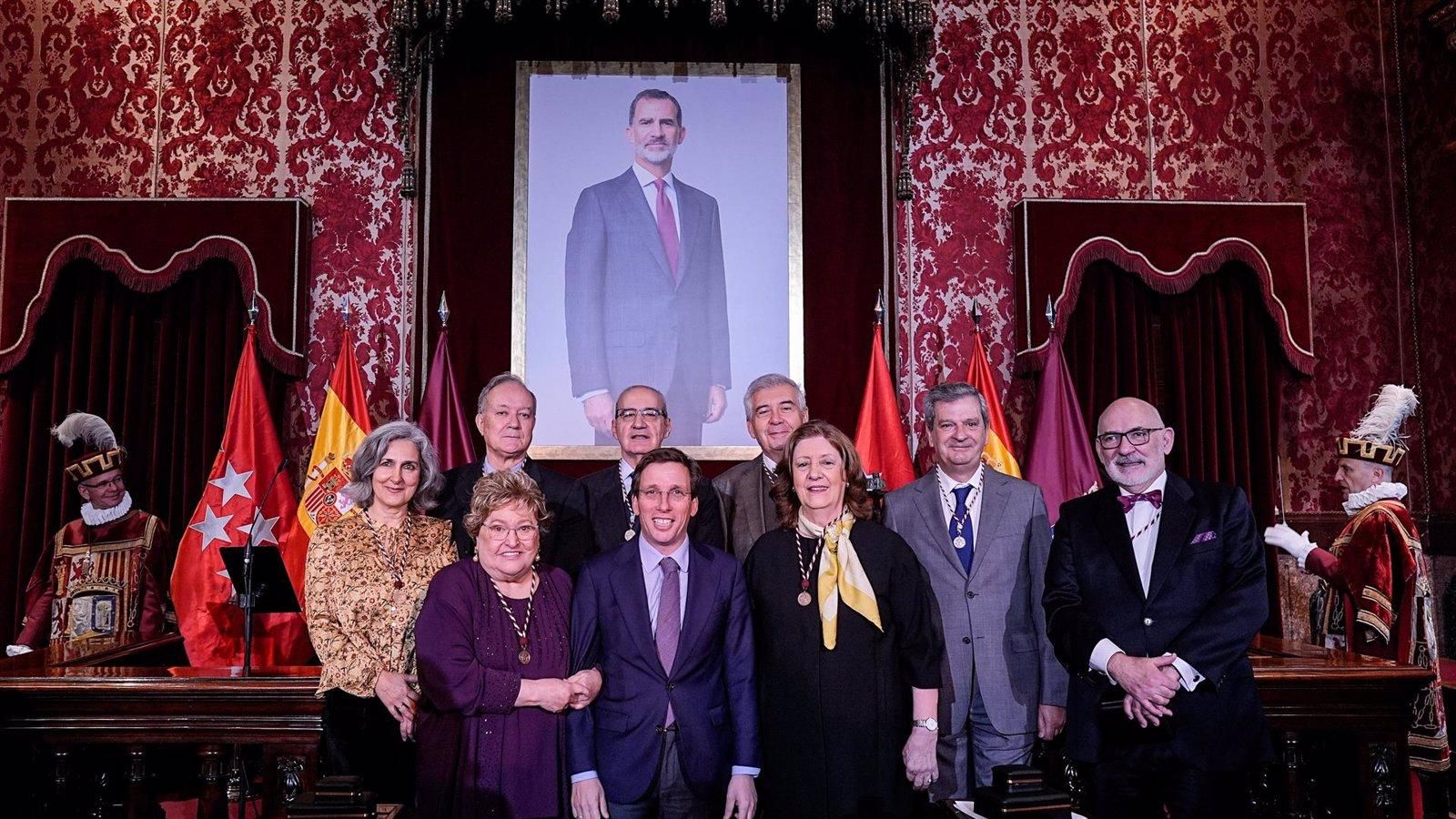 Los cuatro nuevos Cronistas de la Villa de Madrid reciben las medallas del Ayuntamiento