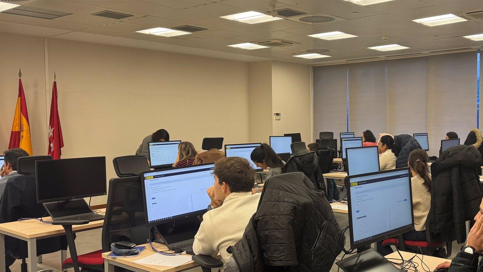 Más de 1.600 aspirantes se examinaron en 2024 en Madrid para obtener su certificado de profesional del transporte