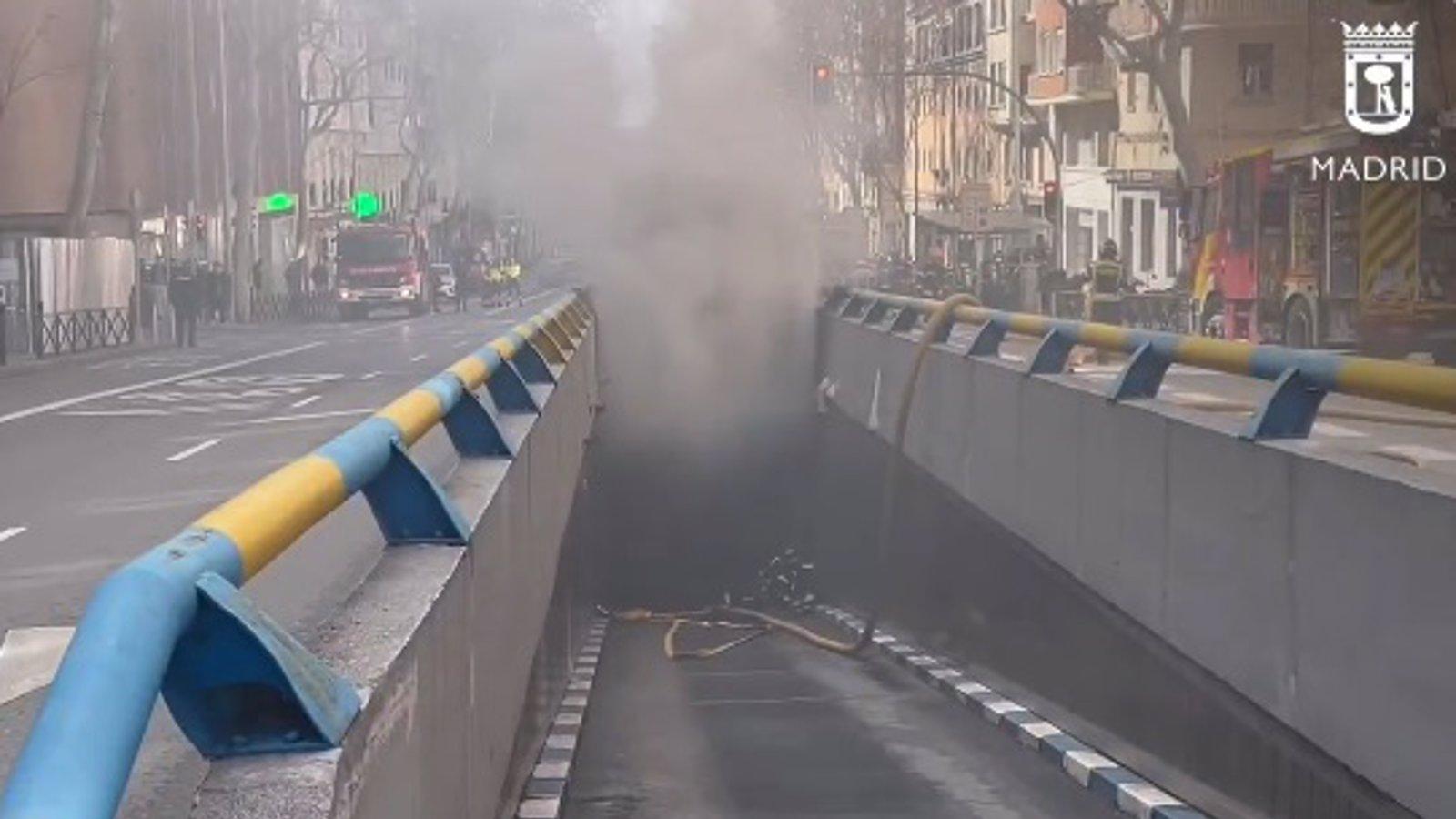Un incendio de vehículos eléctricos en un parking subterráneo de Moncloa moviliza a los Bomberos de Madrid