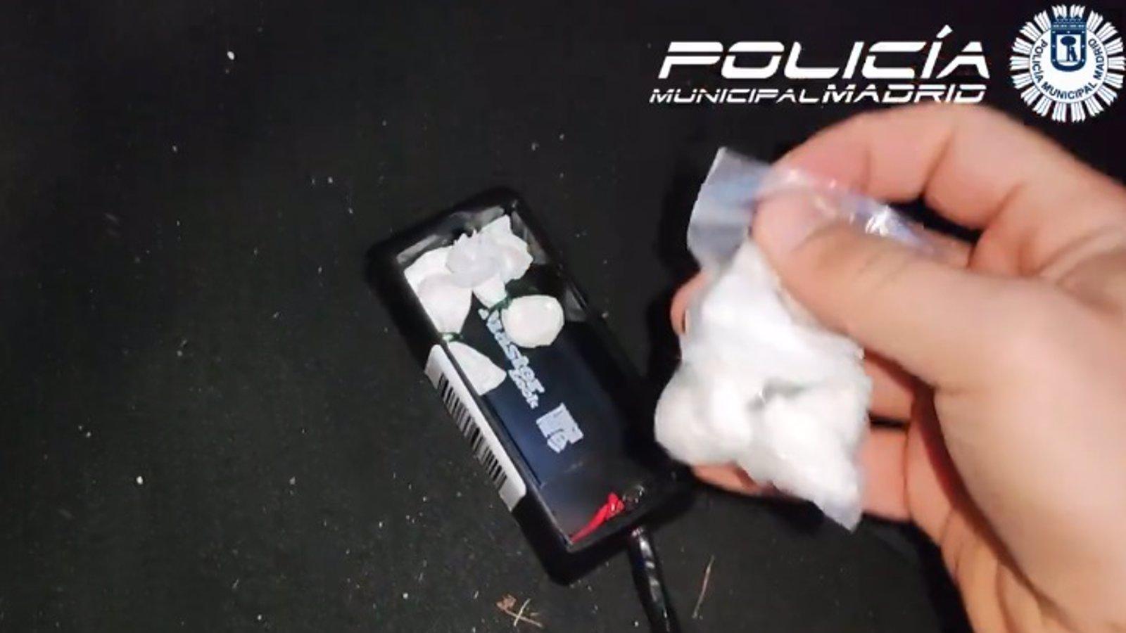 Detienen en Aluche a un hombre con varias dosis de cocaína ocultas en su coche