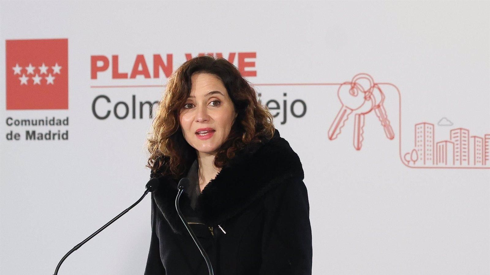 Ayuso defiende prohibir los móviles en colegios y retrasar su uso hasta los 16 años