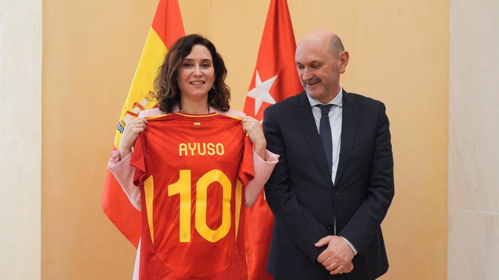 Ayuso se reúne con el presidente de la RFEF para abordar el Mundial 2030 en Madrid
