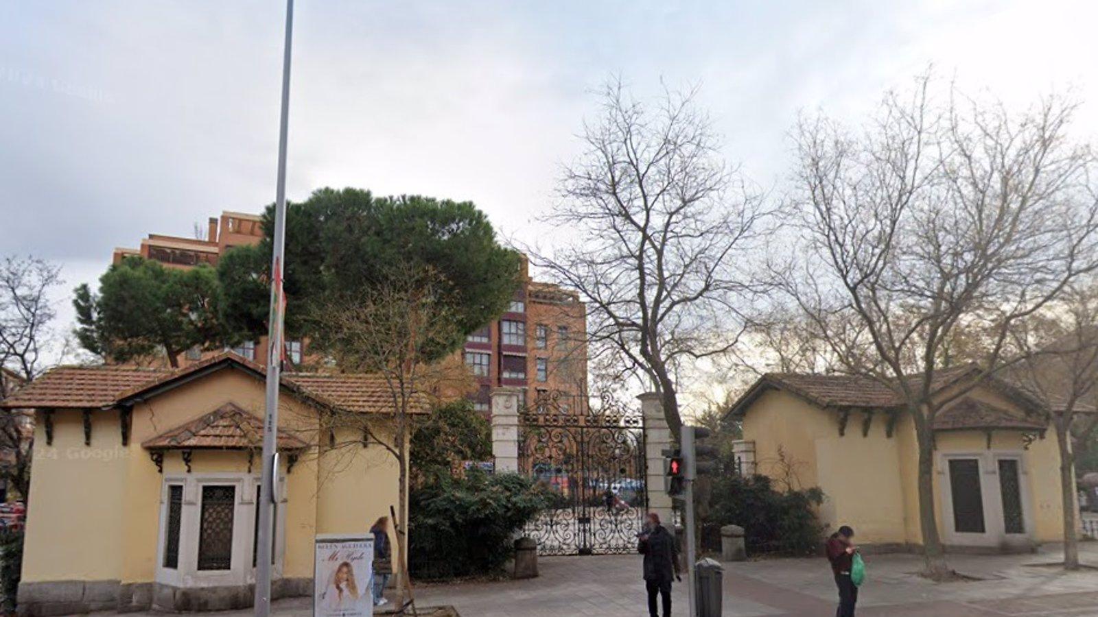 Un coche policial choca sin causar heridos contra un casetón ocupado en Puerta Bonita