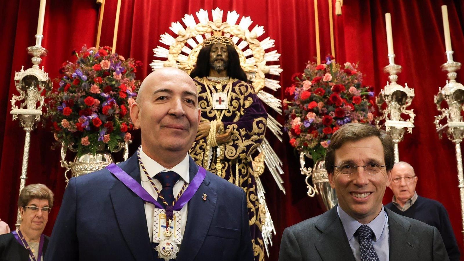 Almeida pide al Cristo de Medinaceli por los madrileños desempleados y enfermos