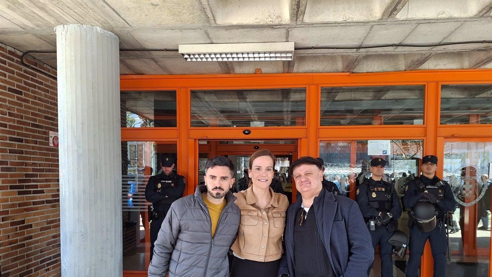 Vox protesta en la Complutense por la cancelación de una charla sobre libertad en redes