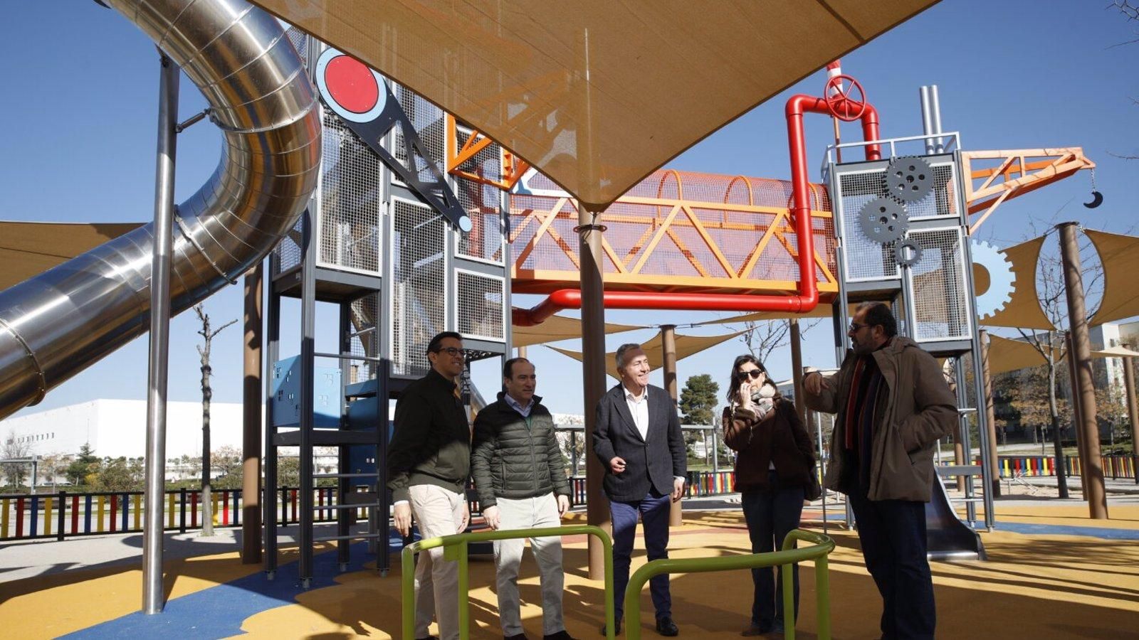 Villaverde inaugura un área infantil singular inspirada en la ingeniería y pensada para todos los niños