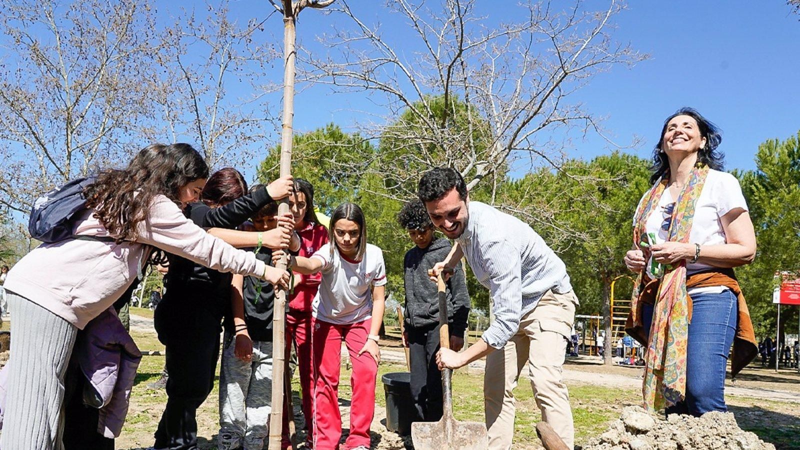Escolares de Torrejón de Ardoz plantan 150 árboles en el parque Zarzuela