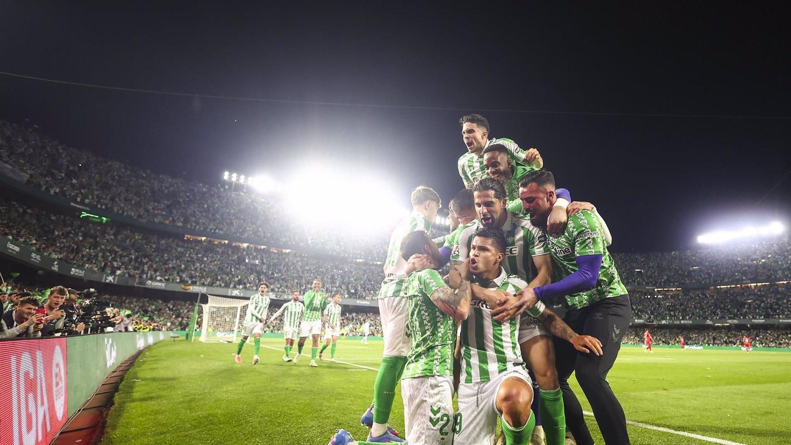 El Betis vence en el derbi y se acerca a puestos de Champions, compitiendo con el Villarreal