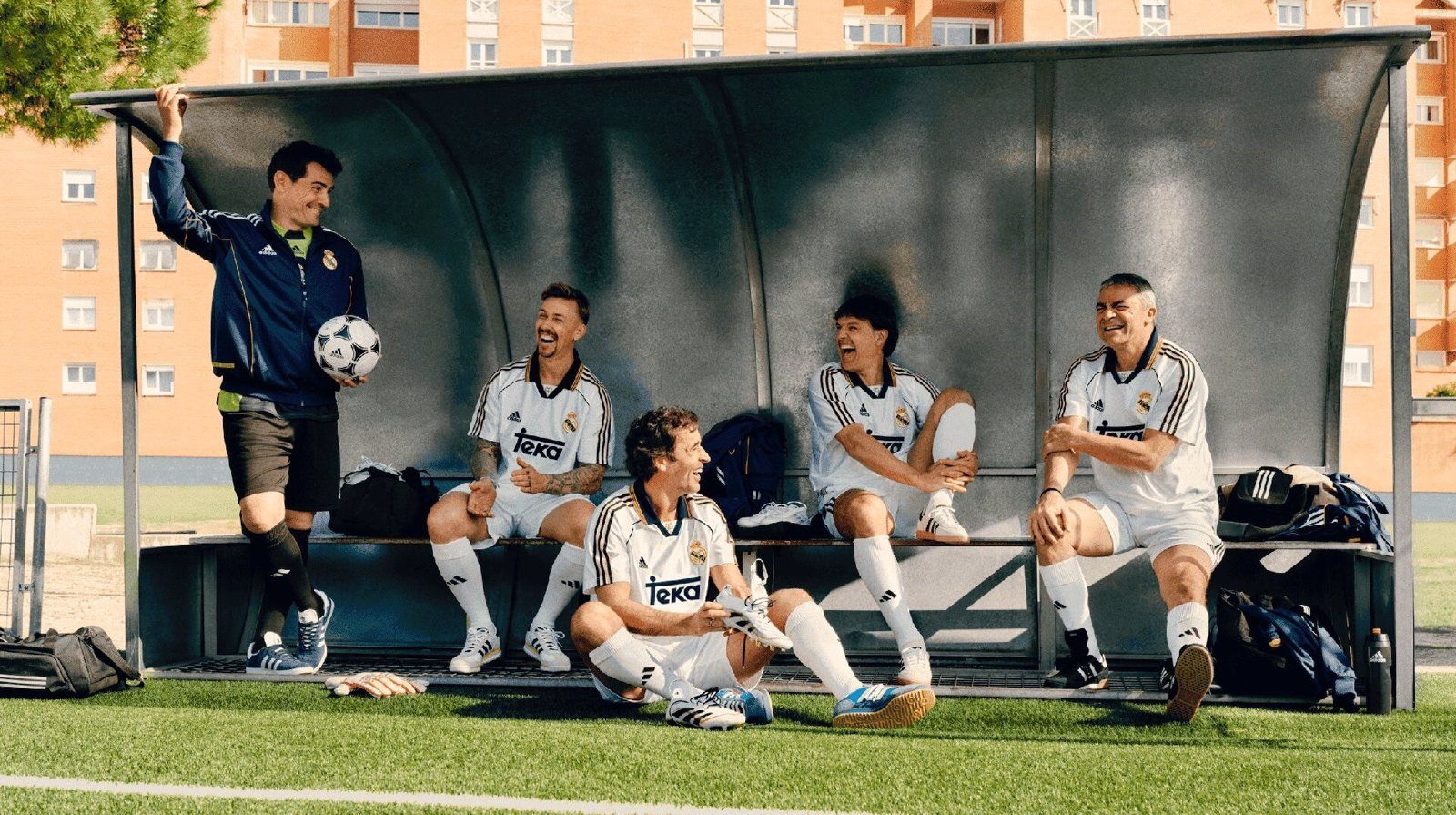 Los aficionados del Real Madrid podrán vestir de nuevo las camisetas de la Champions de 2000