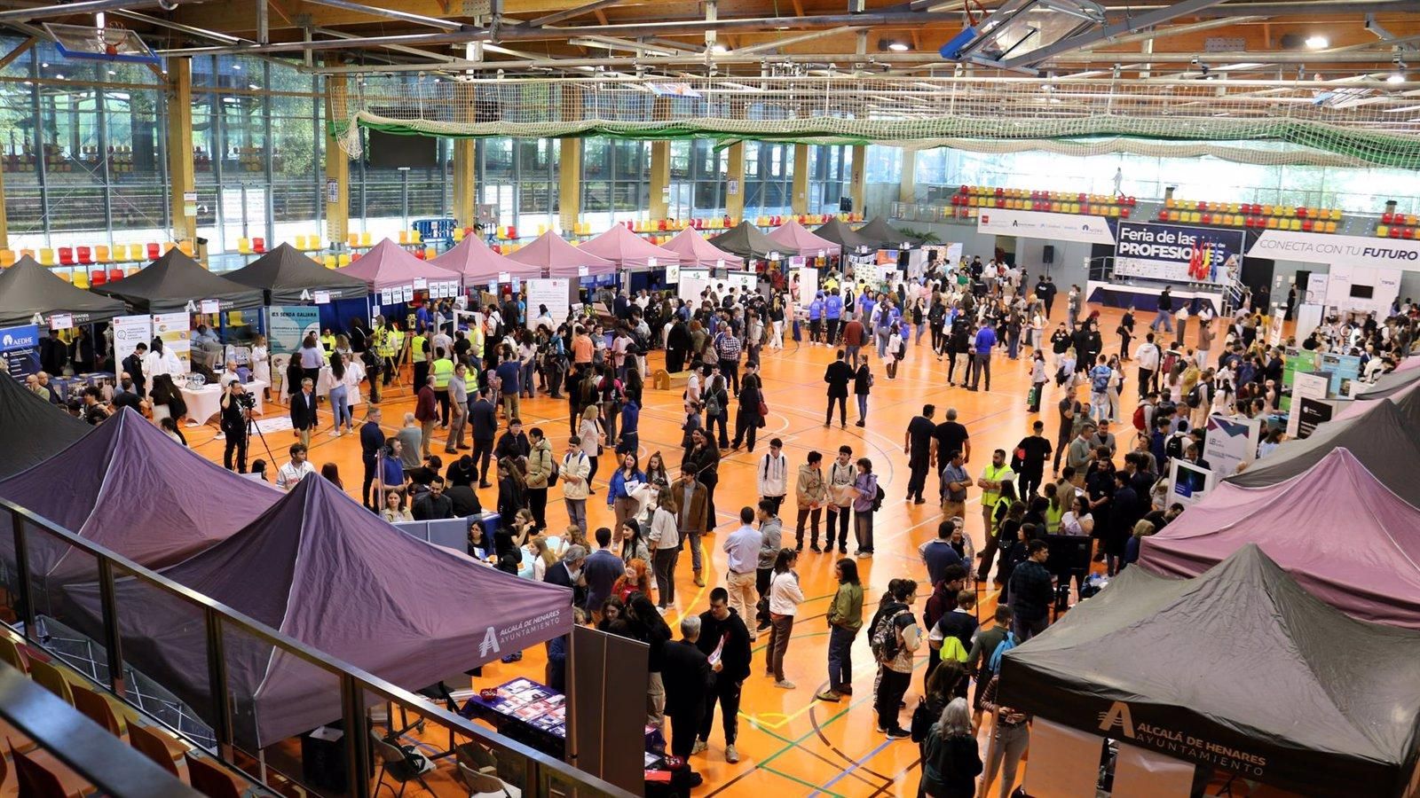 Casi 4.000 estudiantes se conectan con el tejido empresarial en la Feria de las Profesiones de Alcalá de Henares