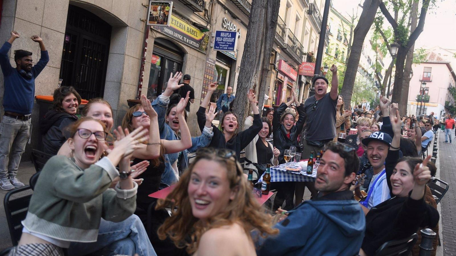 La hostelería madrileña mantiene la actividad pese al apagón eléctrico y prevé daños limitados